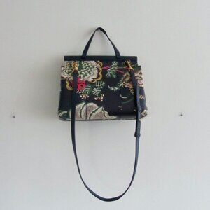 Tory Burch embroidered leather tote 🌿